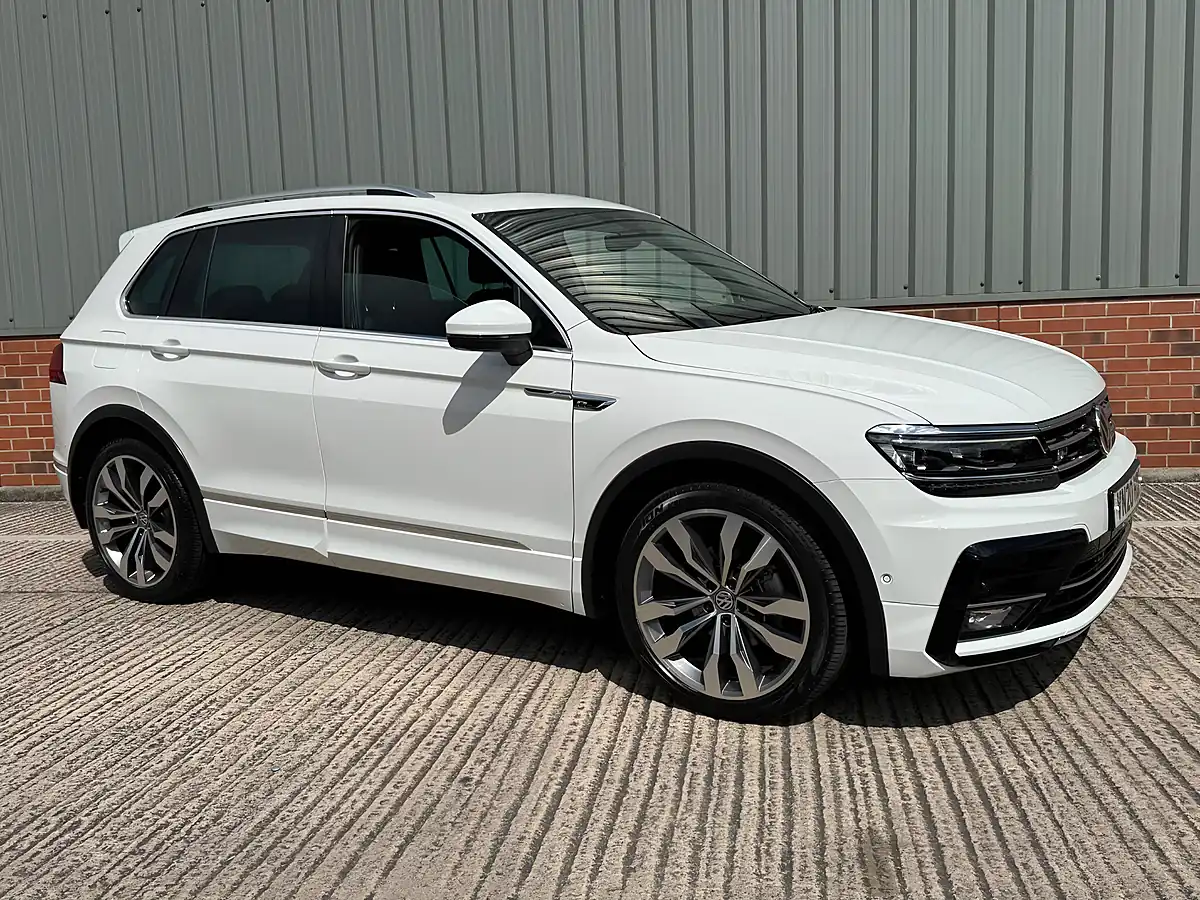 Used 2020 Volkswagen Tiguan R-Line Tech White - Interior and Exterior details 4