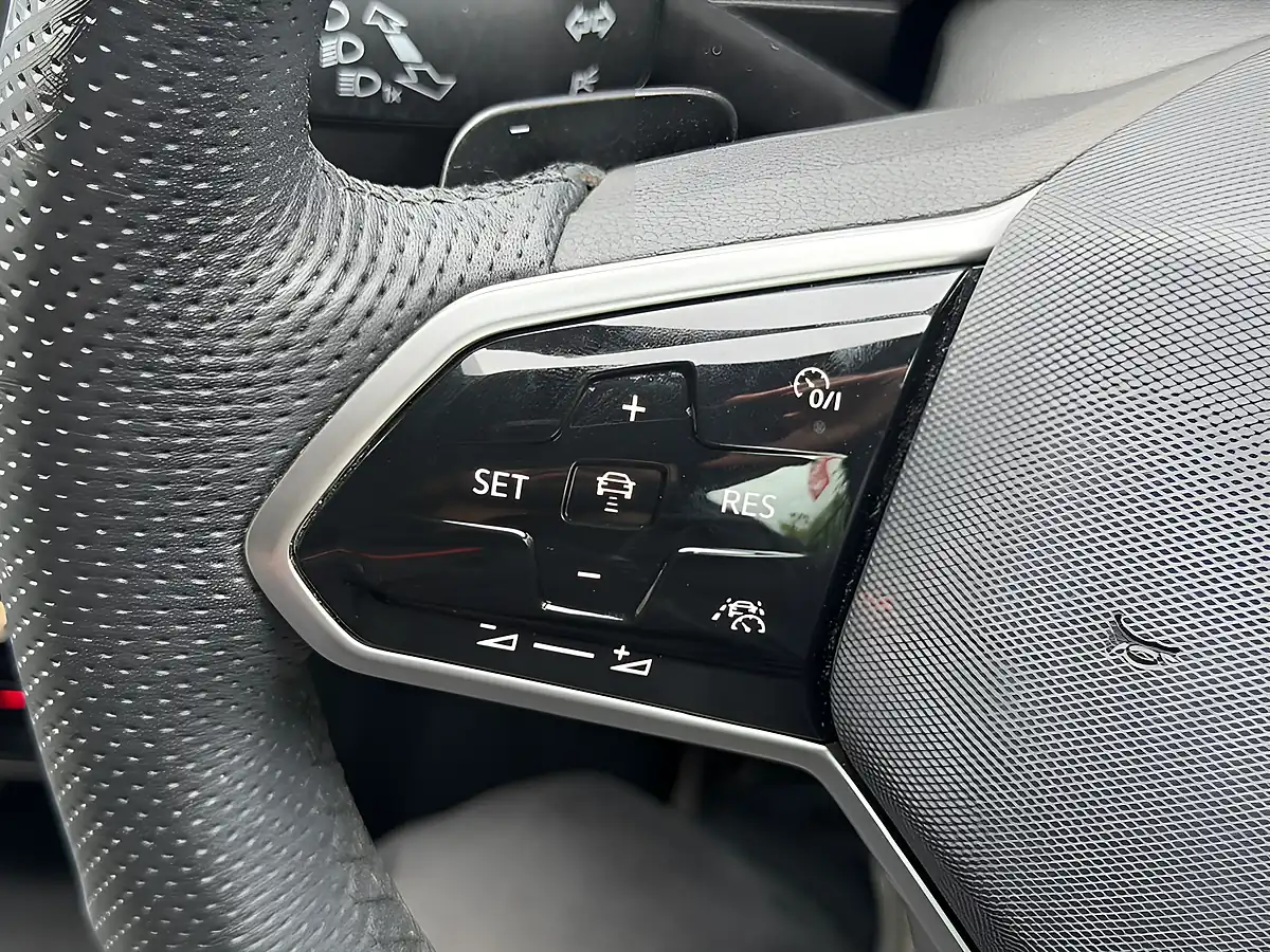 Used 2020 Volkswagen Tiguan R-Line White - Interior and Exterior details 11