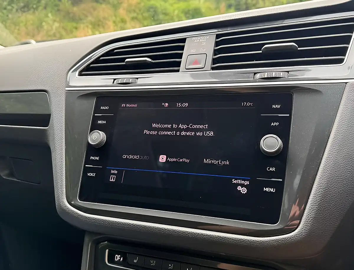 Used 2020 Volkswagen Tiguan Sel Pure White - Interior and Exterior details 14