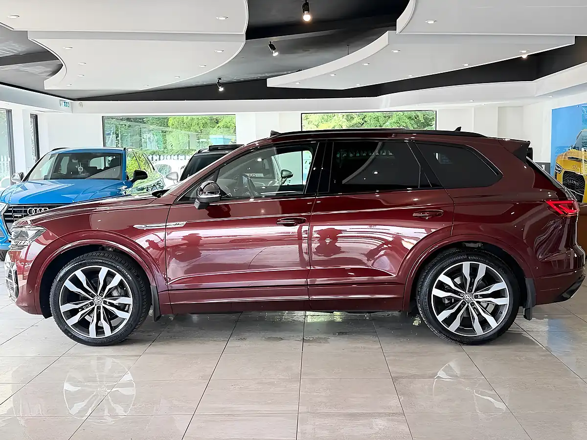 Used 2020 Volkswagen Touareg Black Edition Red - Interior and Exterior details 6