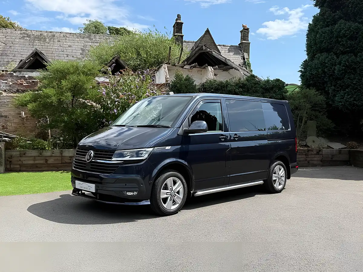 Used 2020 Volkswagen Transporter Highline Blue - Front View