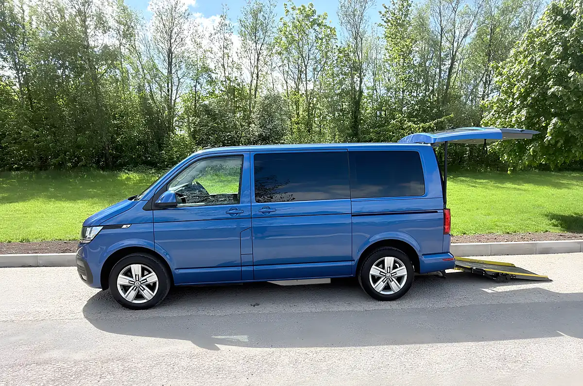 Used 2020 Volkswagen Transporter Se Blue - Front View