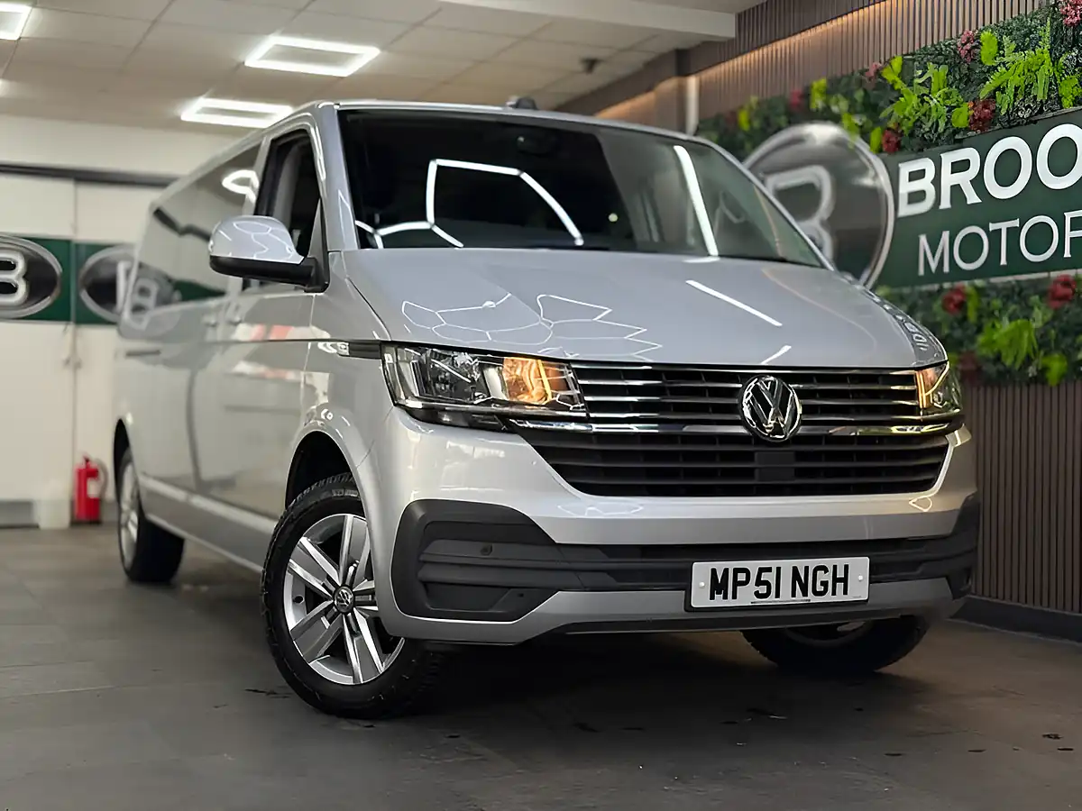 Used 2020 Volkswagen Transporter Shuttle Se Silver - Front View