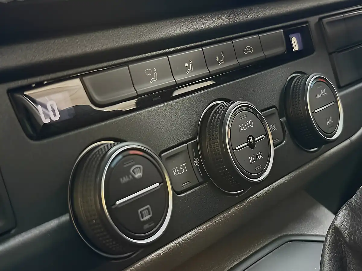 Used 2020 Volkswagen Transporter Shuttle Se Silver - Interior and Exterior details 17