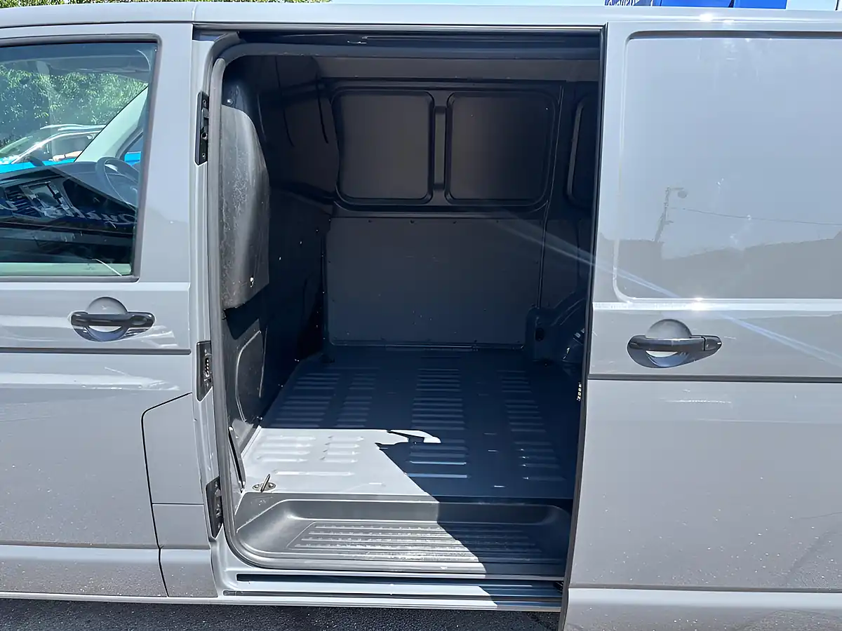 Used 2020 Volkswagen Transporter Startline Grey - Interior and Exterior details 16