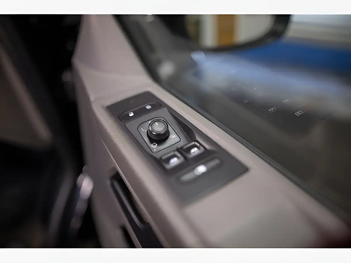 Used 2020 Volkswagen Transporter T32 Highline Kombi Double Cab Black - Interior and Exterior details 11