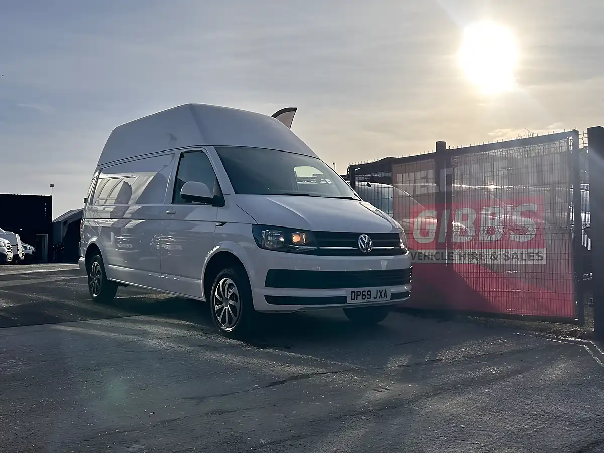 Used 2020 Volkswagen Transporter Trendline White - Front View