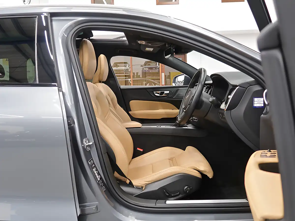 Used 2020 Volvo V60 Cross Country Plus Grey - Interior and Exterior details 9