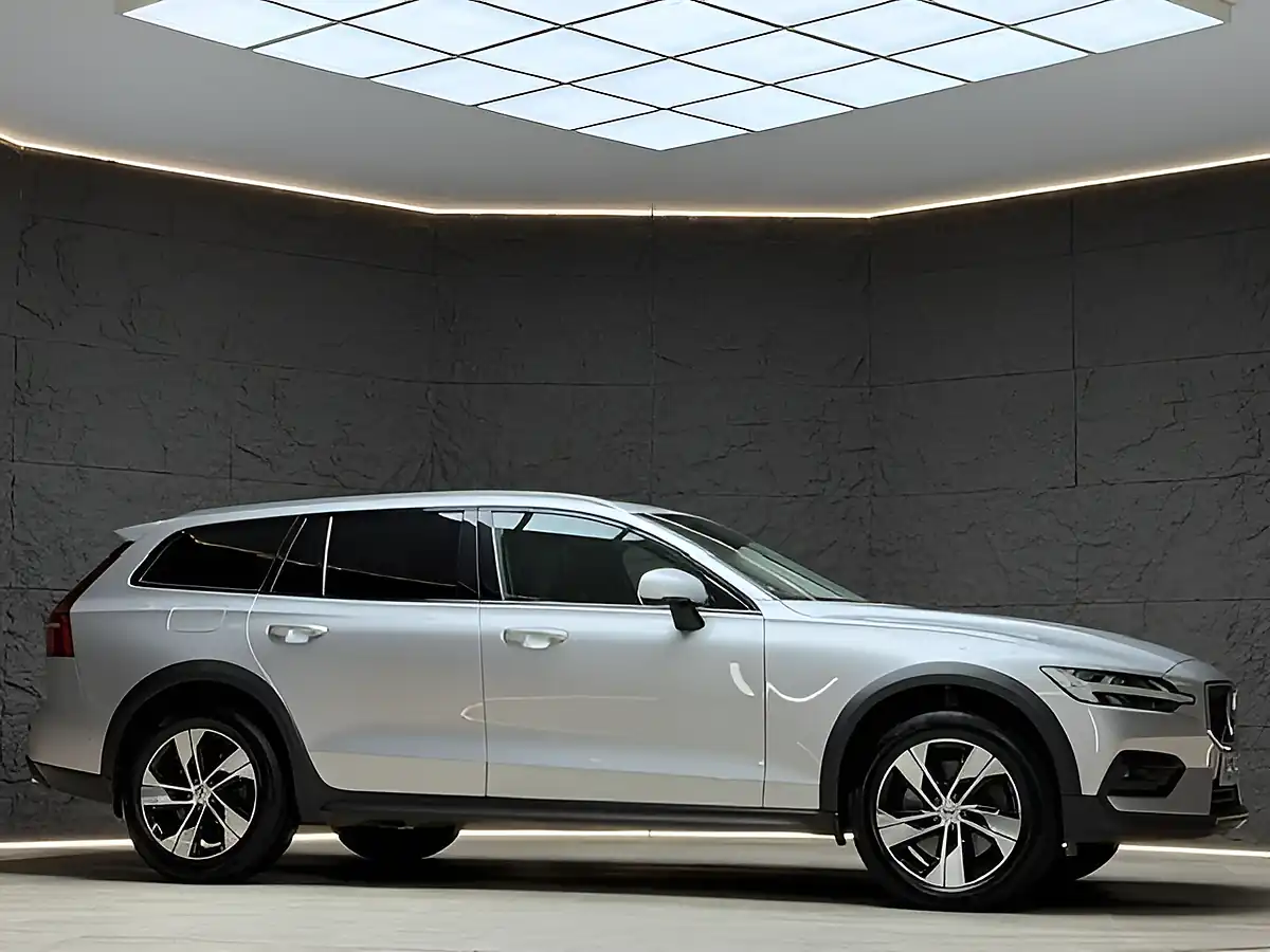 Used 2020 Volvo V60 Cross Country Plus Silver - Interior and Exterior details 10