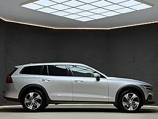 Used 2020 Volvo V60 Cross Country Plus Silver - Interior and Exterior details 11