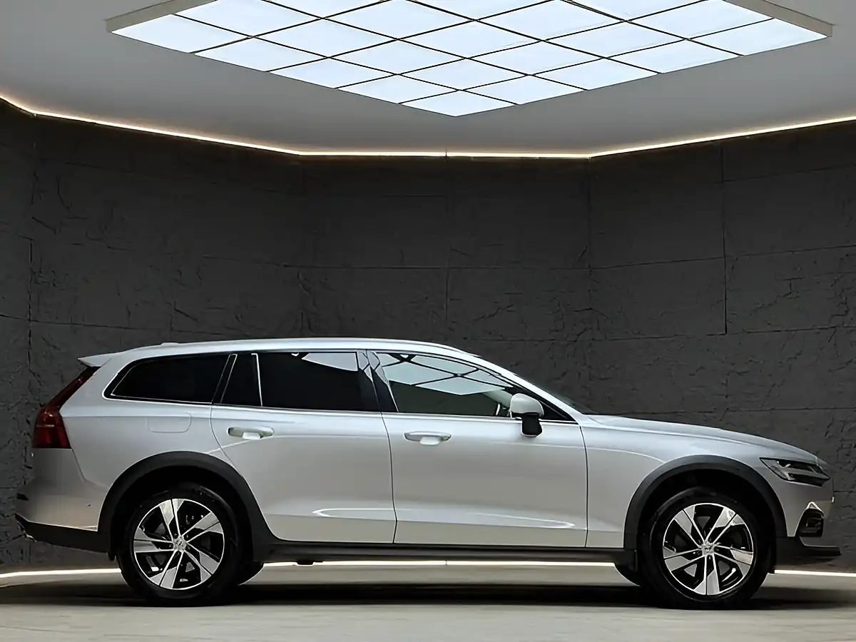 Used 2020 Volvo V60 Cross Country Plus Silver - Interior and Exterior details 11
