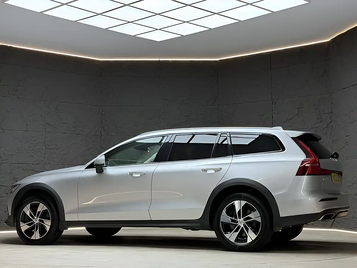 Used 2020 Volvo V60 Cross Country Plus Silver - Interior and Exterior details 16