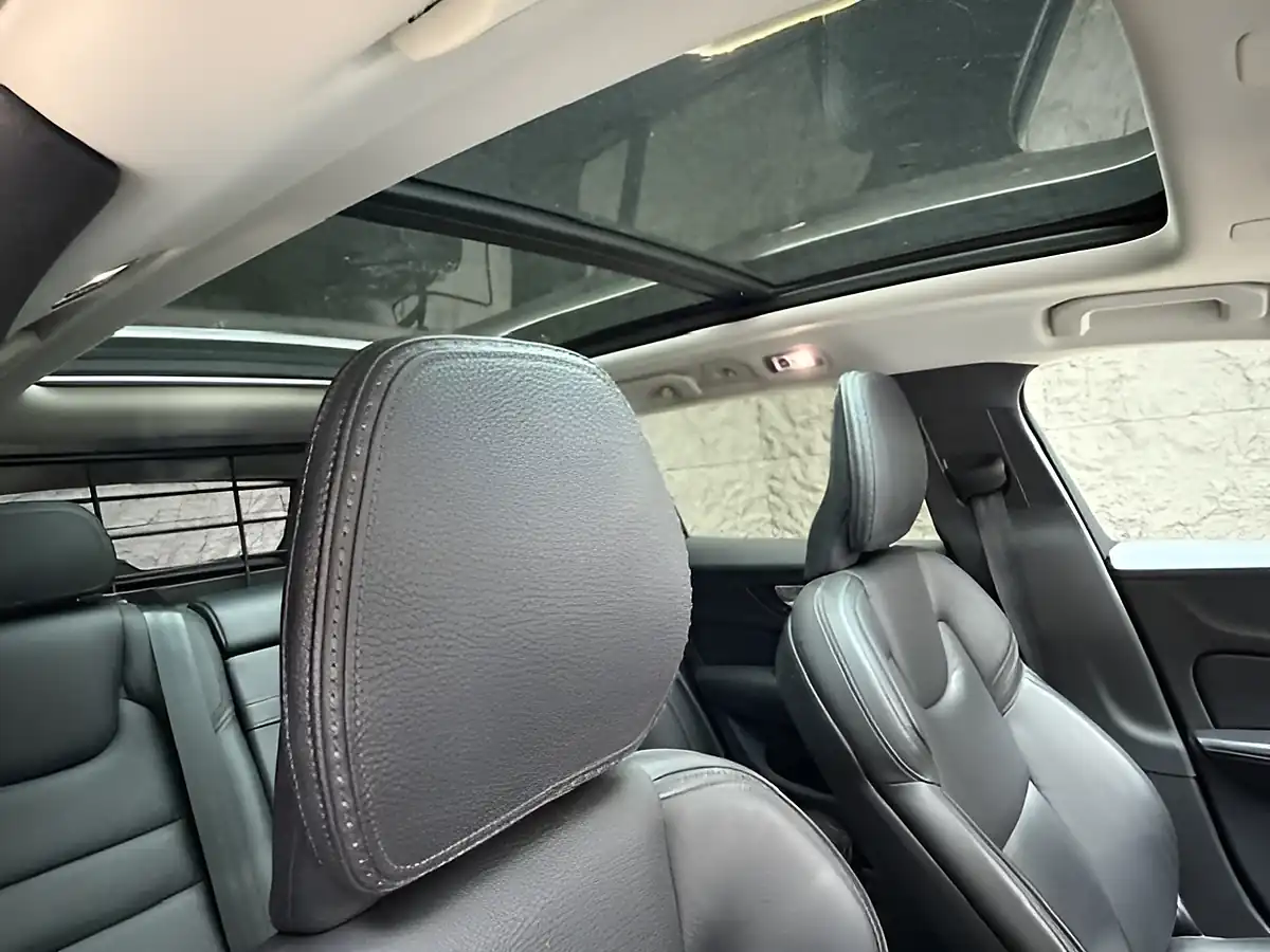 Used 2020 Volvo V60 Cross Country Plus Silver - Interior and Exterior details 3