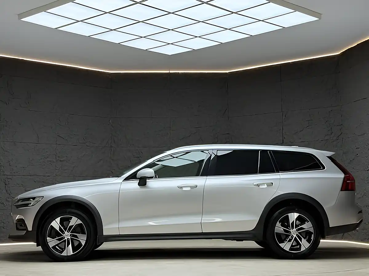 Used 2020 Volvo V60 Cross Country Plus Silver - Interior and Exterior details 7