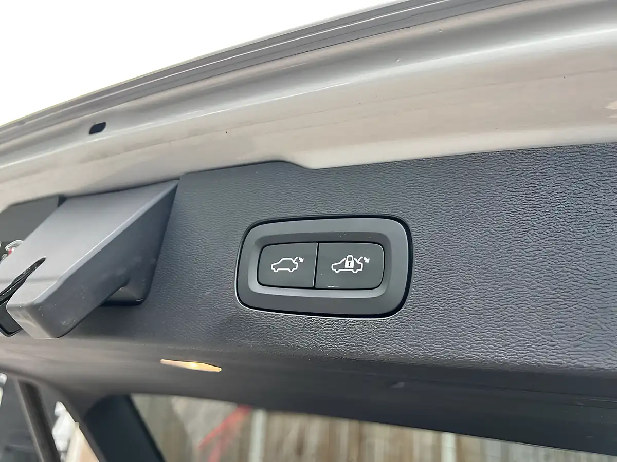 Used 2020 Volvo V60 Inscription Plus Silver - Interior and Exterior details 19