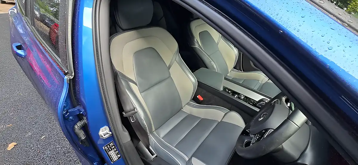 Used 2020 Volvo V60 R-Design Blue - Interior and Exterior details 5