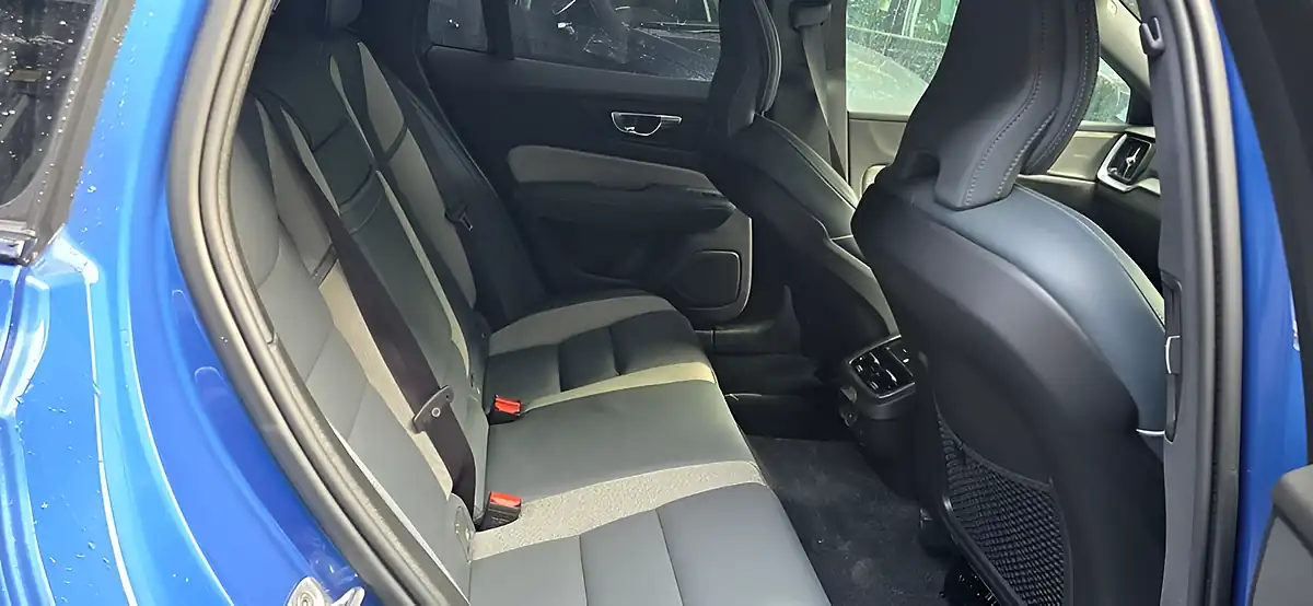 Used 2020 Volvo V60 R-Design Blue - Interior and Exterior details 6