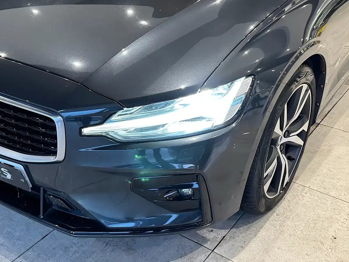 Used 2020 Volvo V60 R-Design Plus Grey - Interior and Exterior details 4