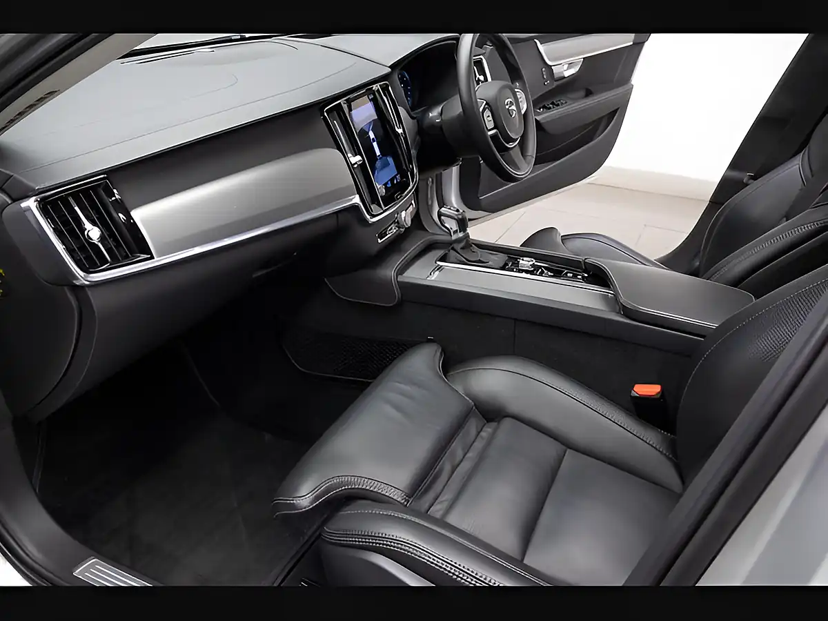 Used 2020 Volvo V90 Inscription Plus Silver - Interior and Exterior details 9