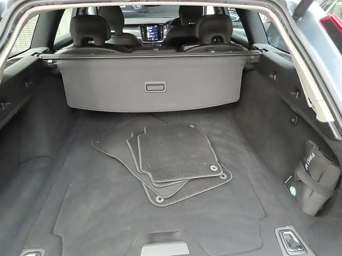 Used 2020 Volvo V90 Momentum Plus Blue - Interior and Exterior details 11