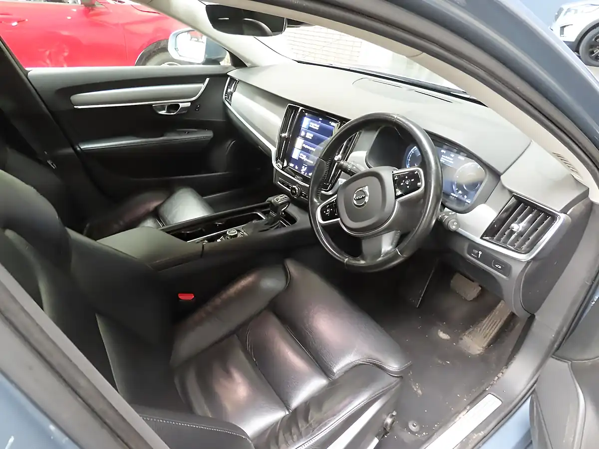 Used 2020 Volvo V90 Momentum Plus Blue - Interior and Exterior details 5