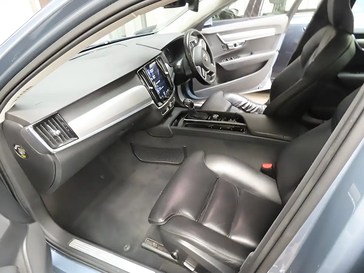Used 2020 Volvo V90 Momentum Plus Blue - Interior and Exterior details 7