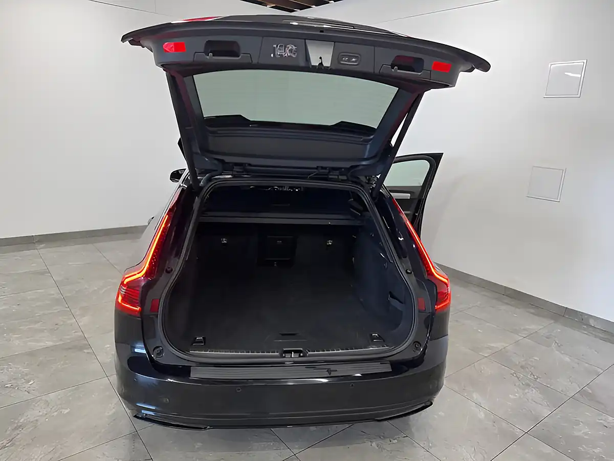 Used 2020 Volvo V90 R-Design Onyx Black - Interior and Exterior details 16