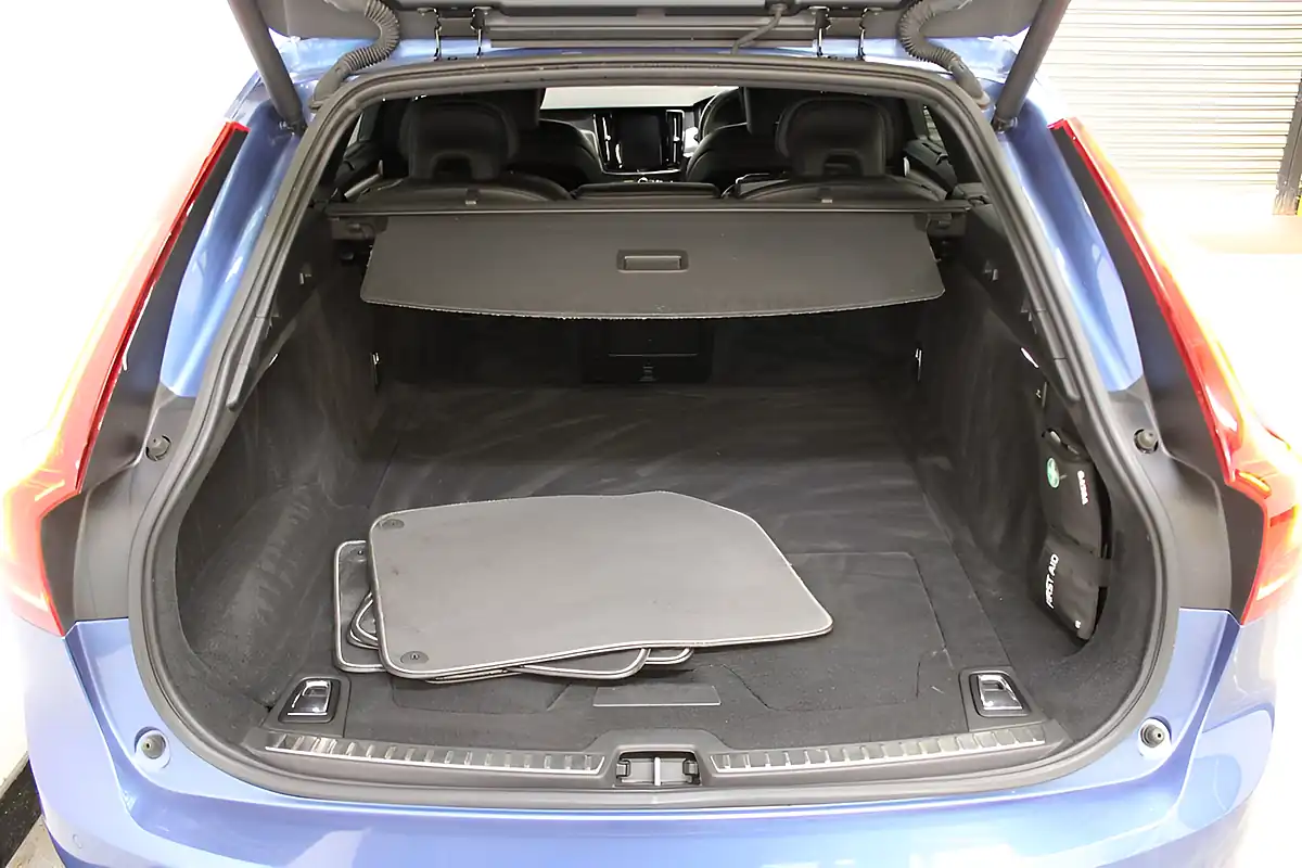 Used 2020 Volvo V90 R-Design Plus Blue - Interior and Exterior details 11