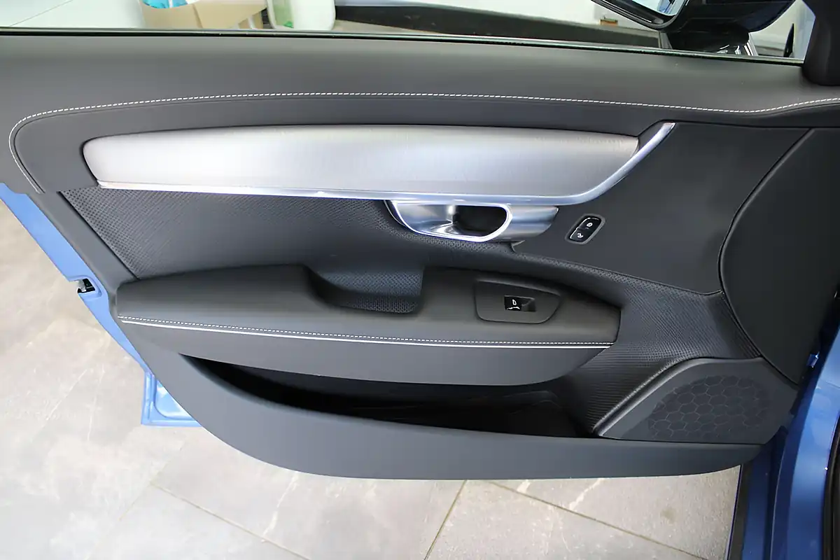 Used 2020 Volvo V90 R-Design Plus Blue - Interior and Exterior details 16