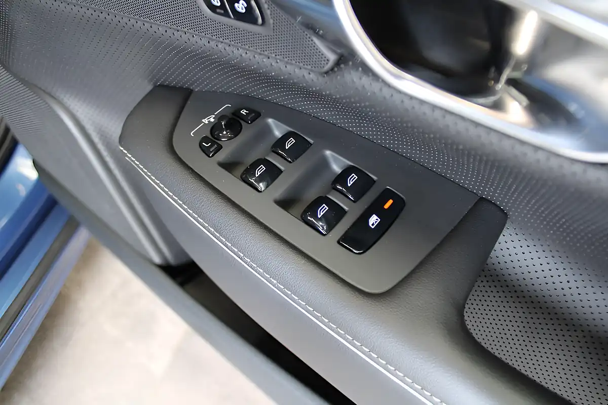 Used 2020 Volvo V90 R-Design Plus Blue - Interior and Exterior details 18