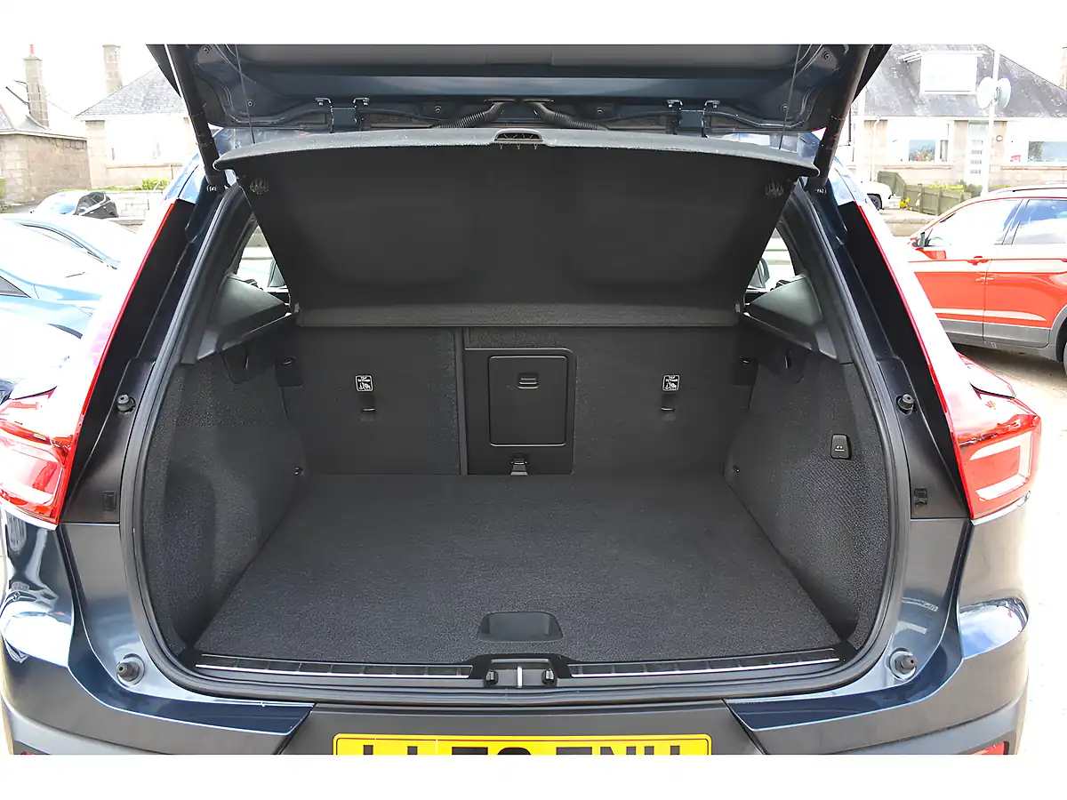 Used 2020 Volvo XC40 Inscription Pro Denim Blue - Interior and Exterior details 14