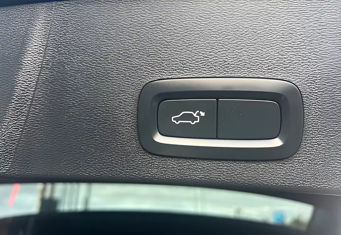 Used 2020 Volvo XC40 Inscription Pro Denim Blue - Interior and Exterior details 19