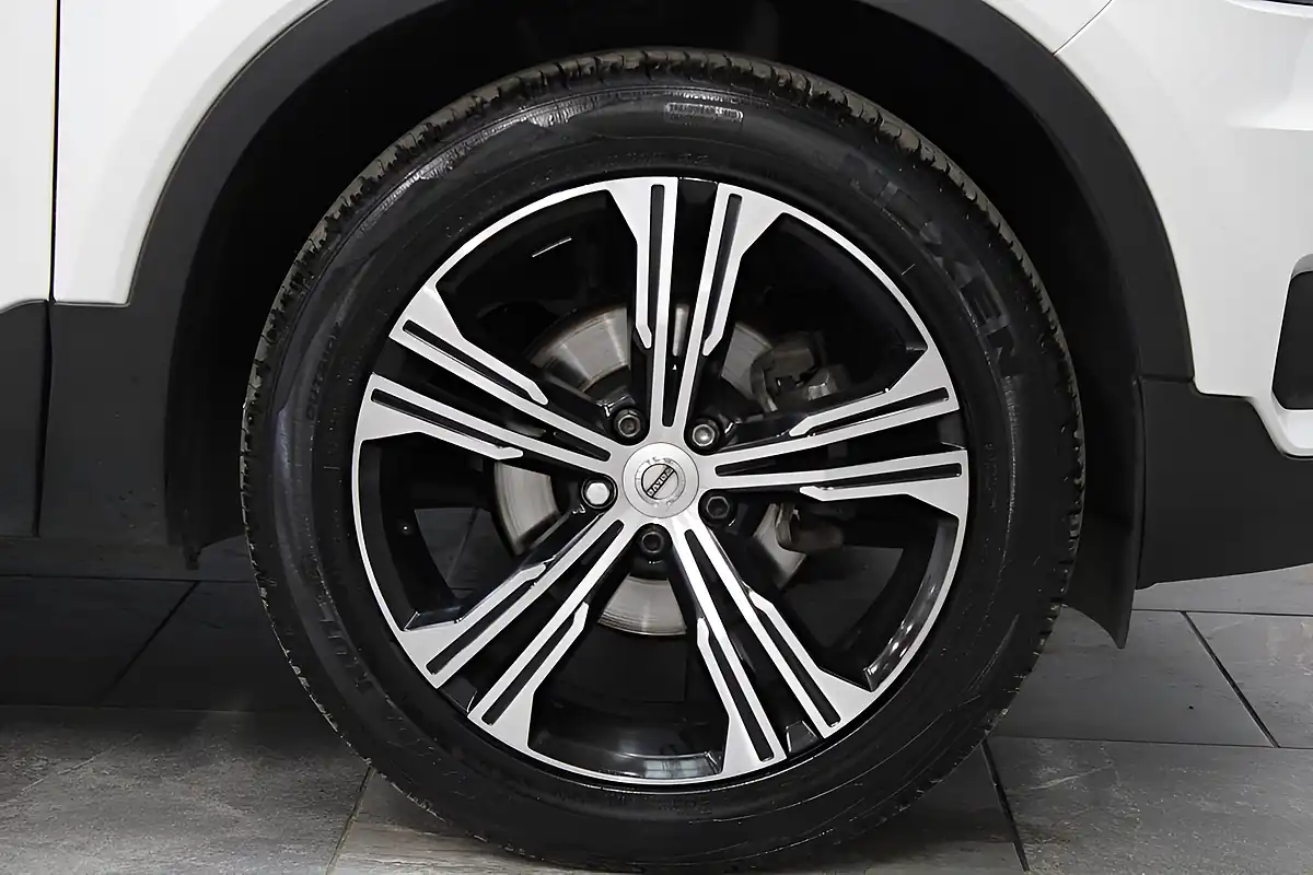 Used 2020 Volvo XC40 Inscription Pro White - Interior and Exterior details 16