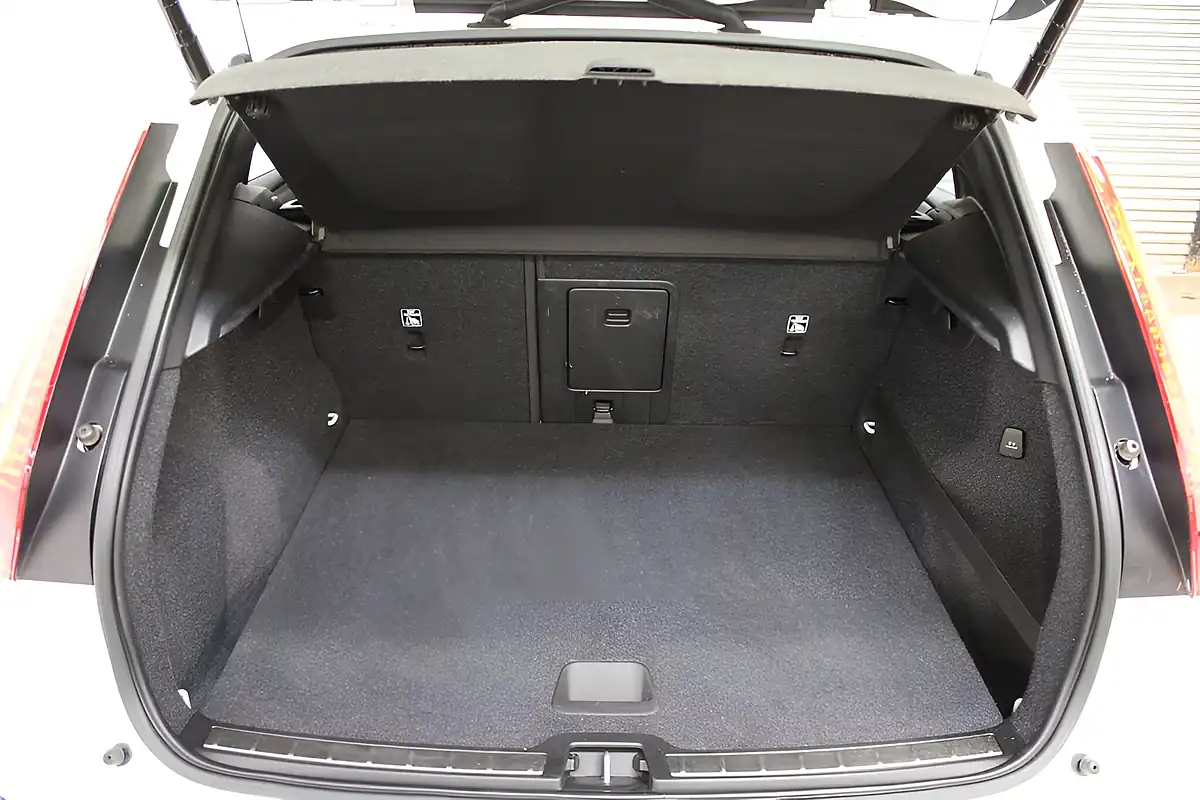 Used 2020 Volvo XC40 Inscription Pro White - Interior and Exterior details 18
