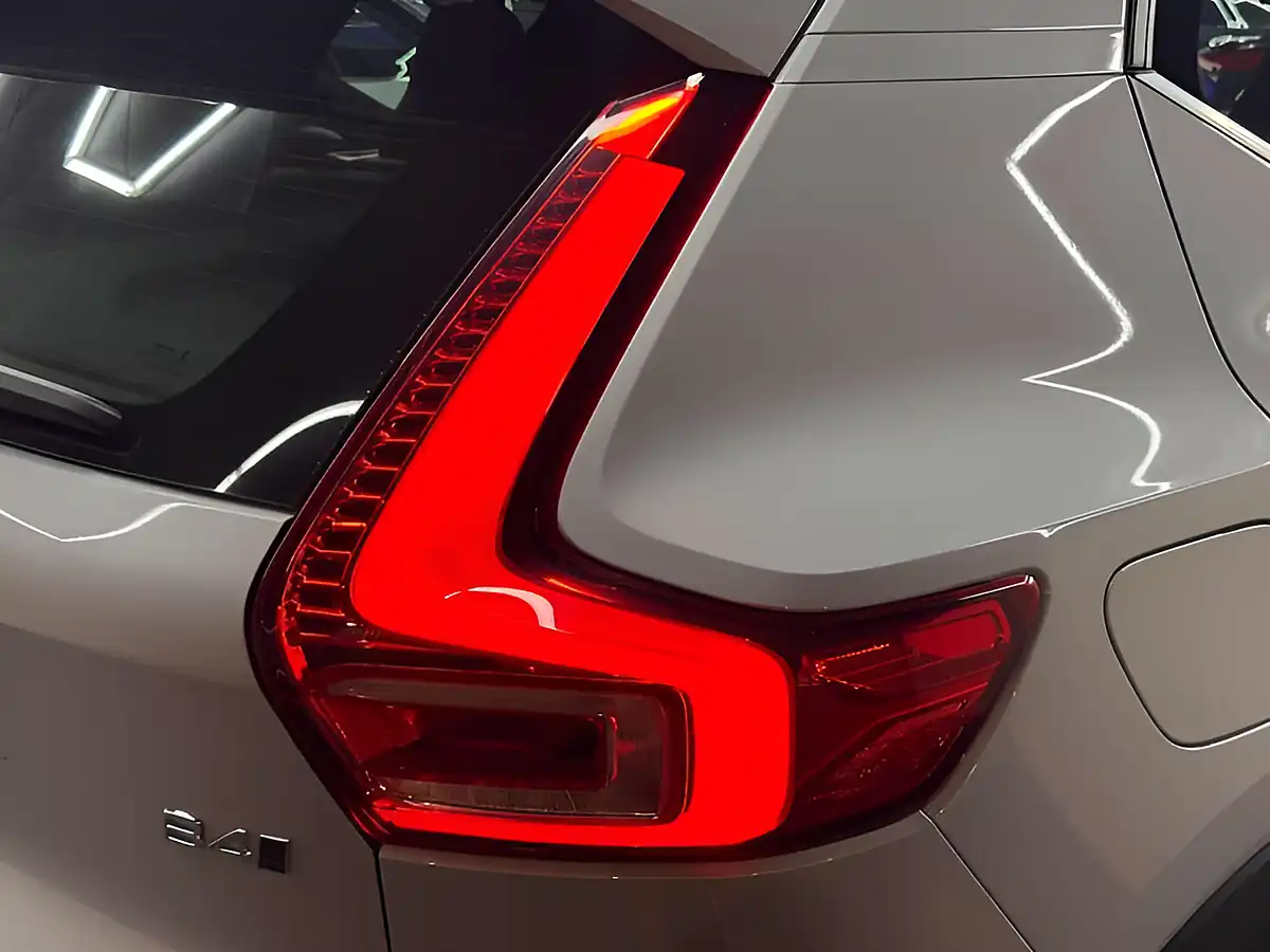 Used 2020 Volvo XC40 Inscription Silver - Interior and Exterior details 13