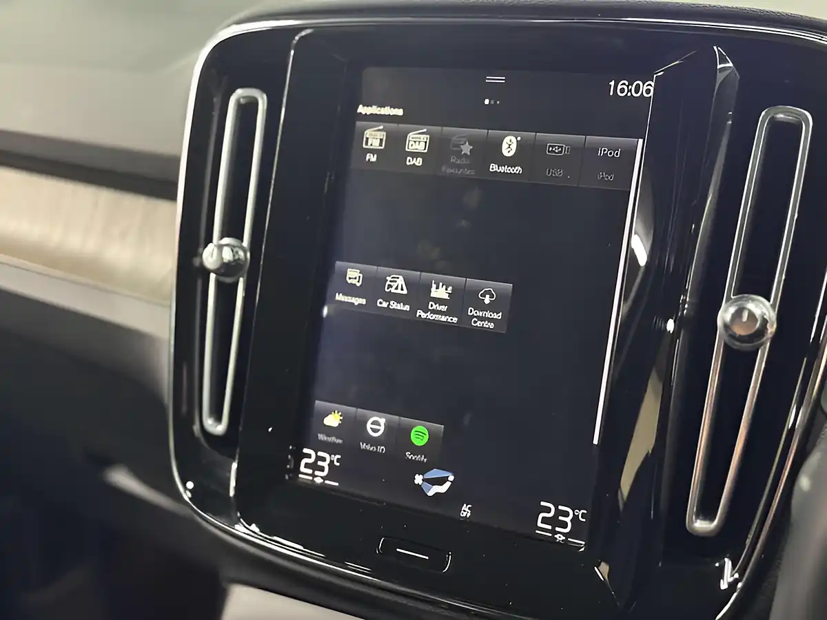 Used 2020 Volvo XC40 Inscription Silver - Interior and Exterior details 18