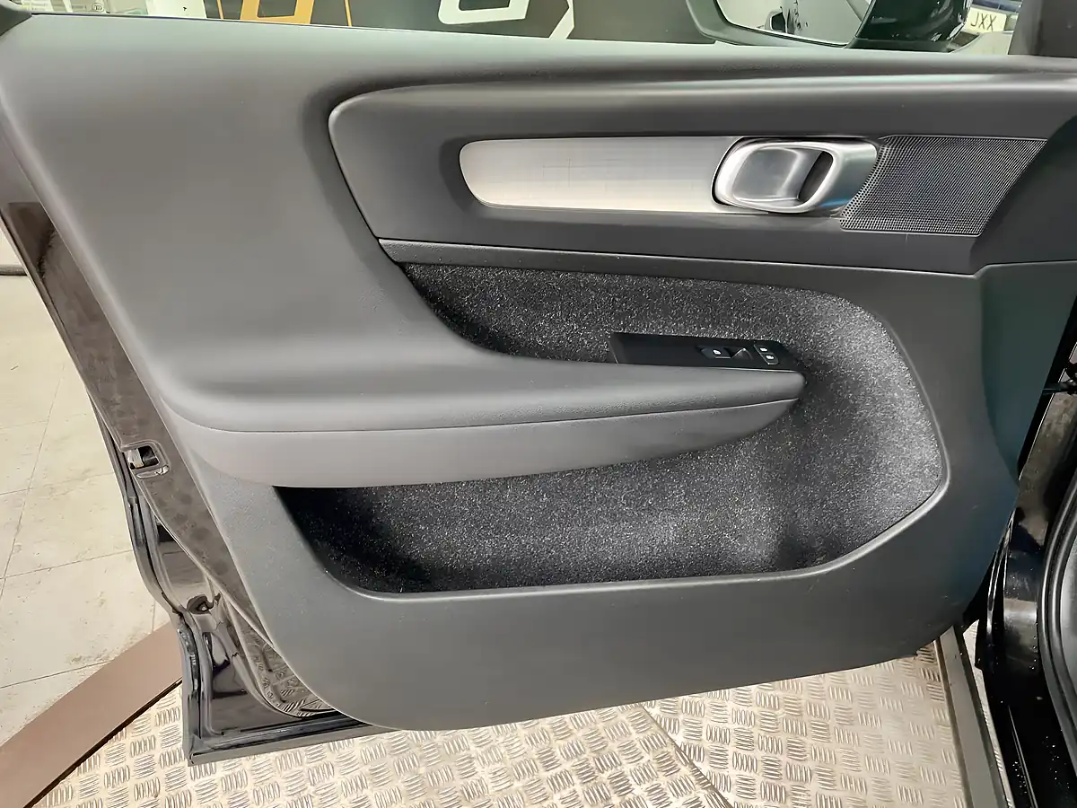 Used 2020 Volvo XC40 Momentum Black - Interior and Exterior details 17