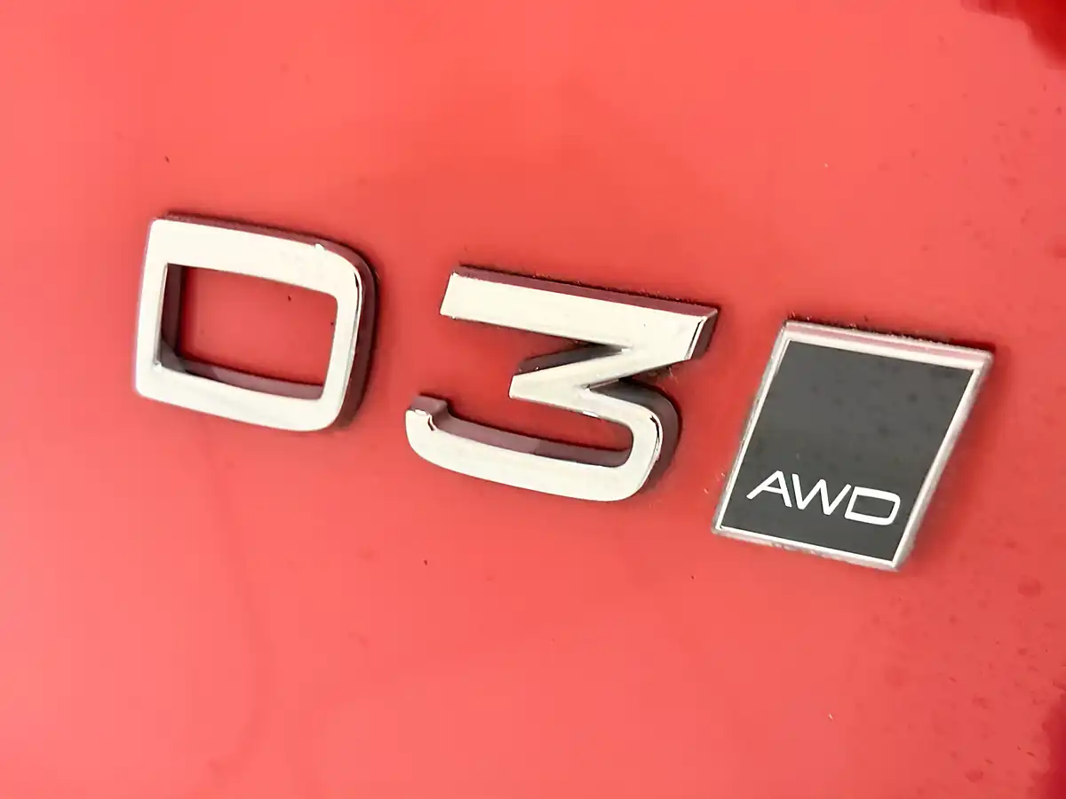Used 2020 Volvo XC40 Momentum Pro Red - Interior and Exterior details 12