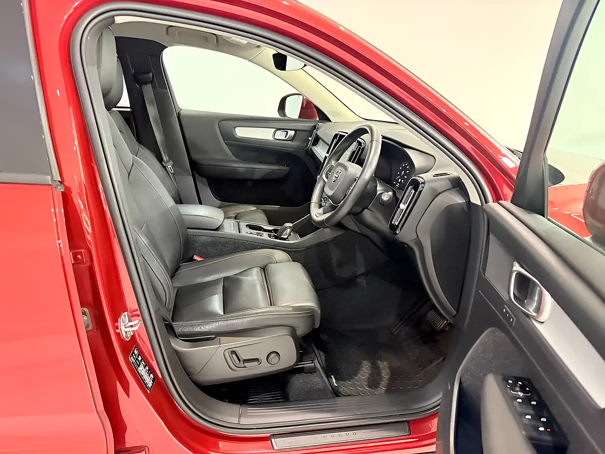 Used 2020 Volvo XC40 Momentum Pro Red - Interior and Exterior details 15