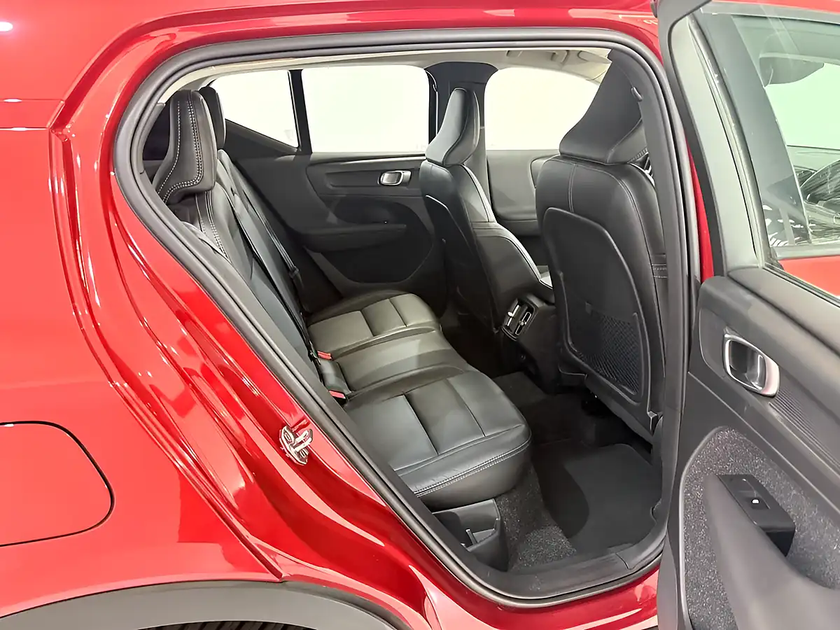 Used 2020 Volvo XC40 Momentum Pro Red - Interior and Exterior details 16