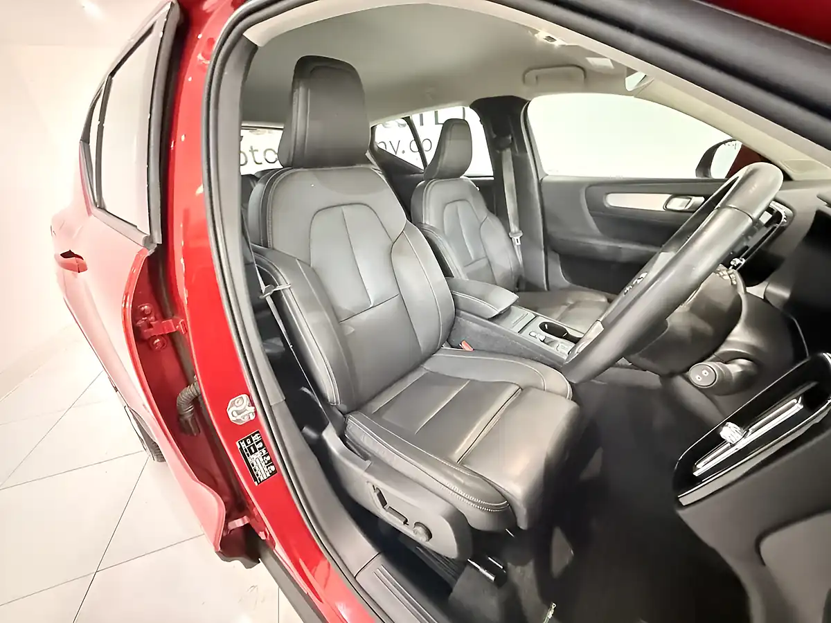 Used 2020 Volvo XC40 Momentum Pro Red - Interior and Exterior details 17