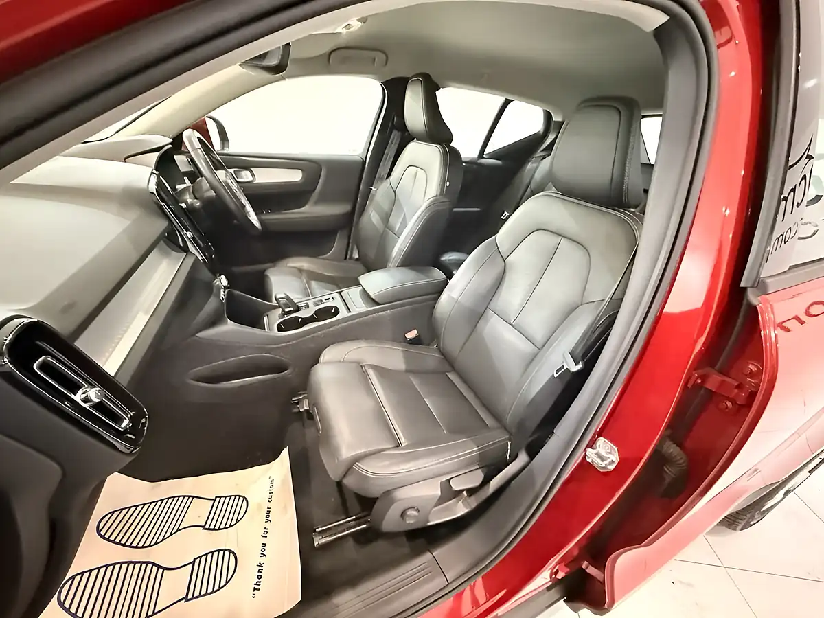 Used 2020 Volvo XC40 Momentum Pro Red - Interior and Exterior details 18