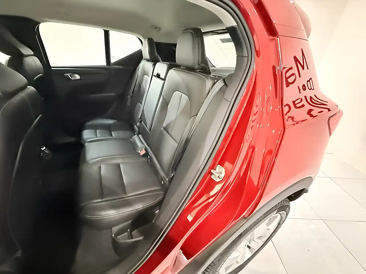 Used 2020 Volvo XC40 Momentum Pro Red - Interior and Exterior details 19