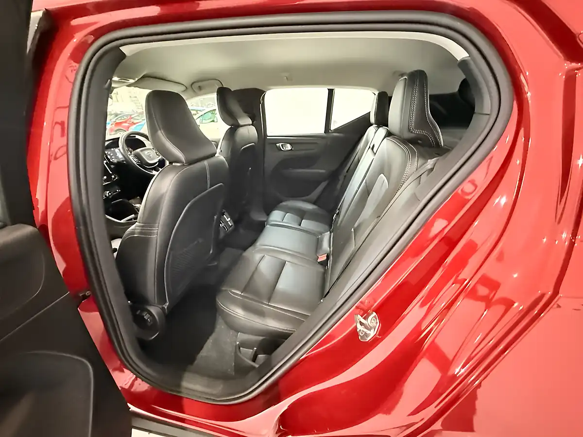 Used 2020 Volvo XC40 Momentum Pro Red - Interior and Exterior details 20
