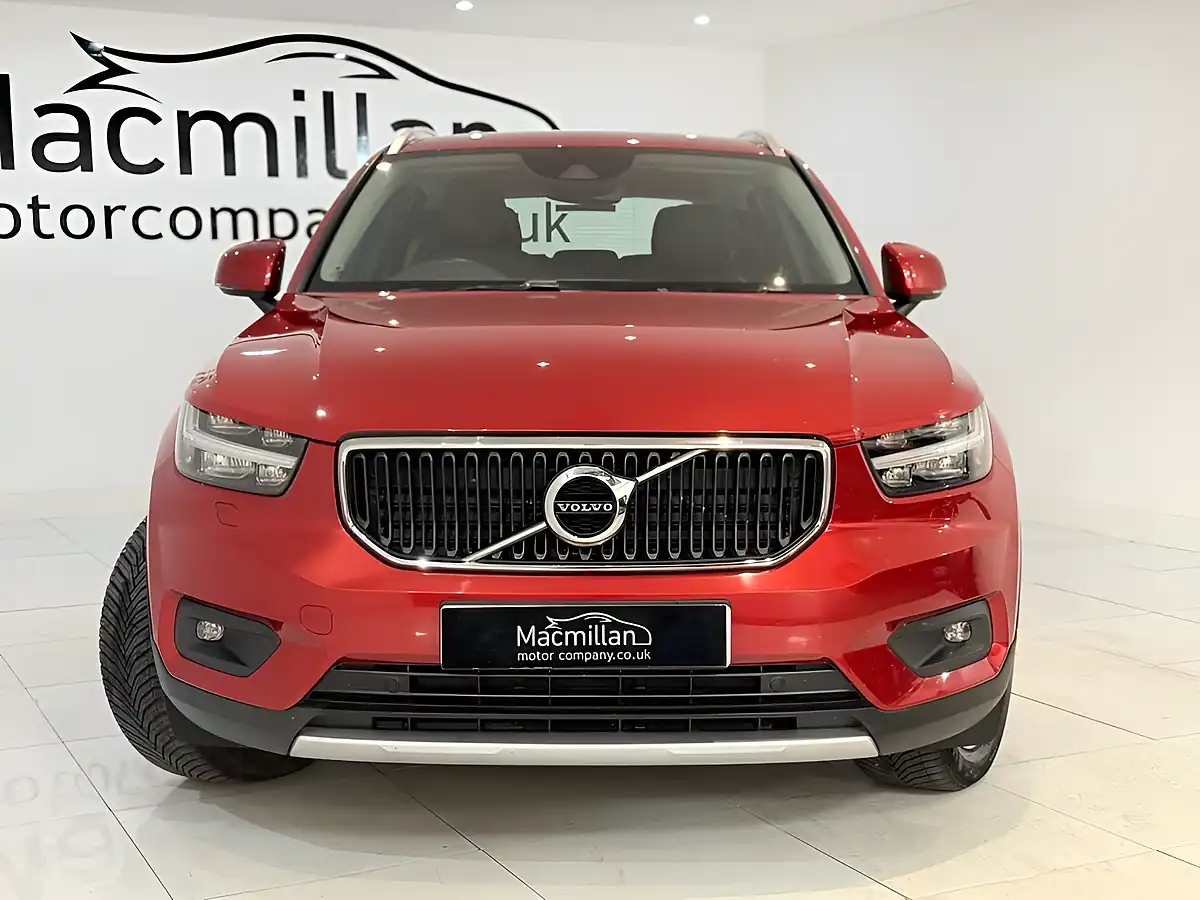 Used 2020 Volvo XC40 Momentum Pro Red - Interior and Exterior details 8