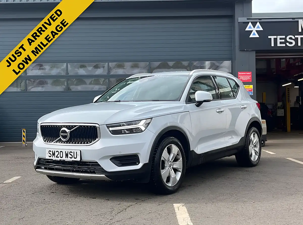 Used 2020 Volvo XC40 Momentum Silver - Front View
