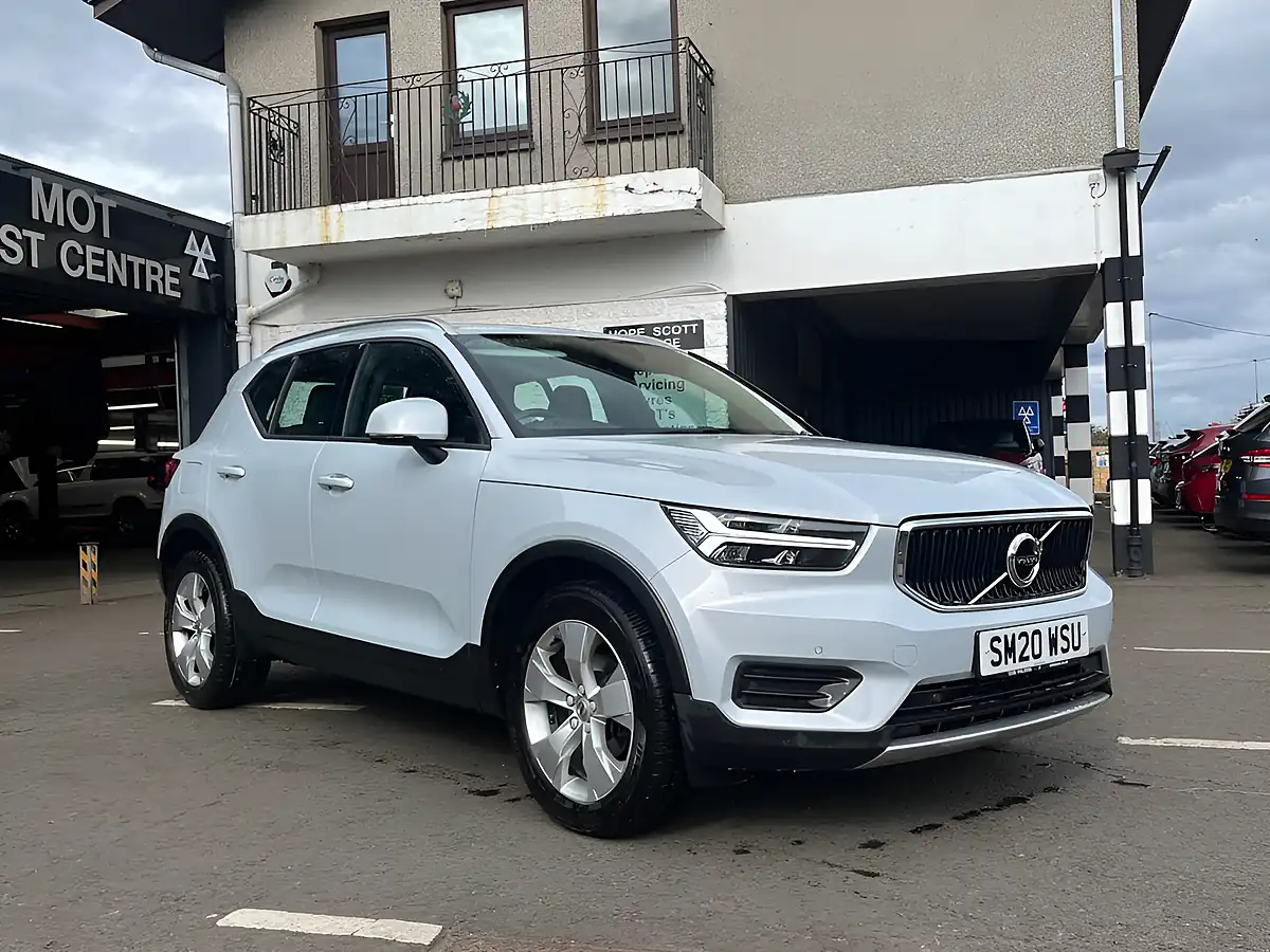 Used 2020 Volvo XC40 Momentum Silver - Interior and Exterior details 6