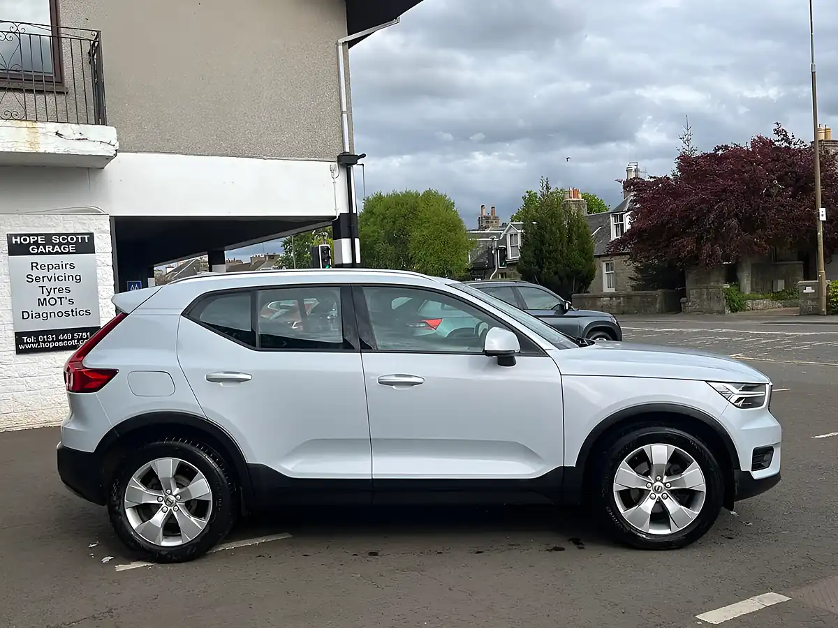 Used 2020 Volvo XC40 Momentum Silver - Interior and Exterior details 7