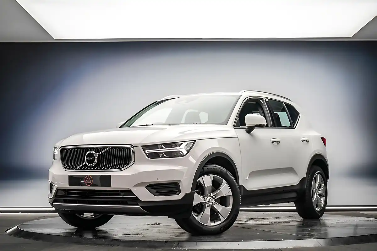 Used 2020 Volvo XC40 Momentum White - Front View