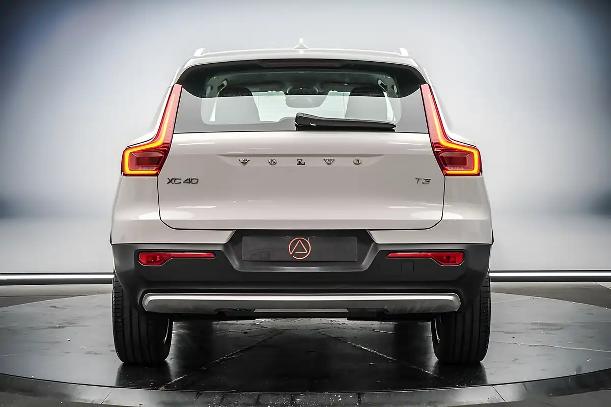 Used 2020 Volvo XC40 Momentum White - Interior and Exterior details 10